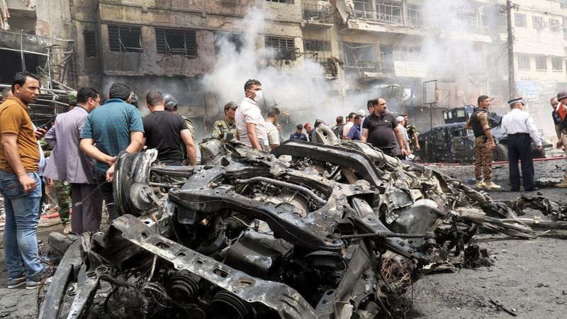 Trosky auta naloženého výbučninami, které bylo použito při atentátu v Bagdádu 