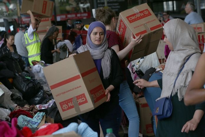 Oblečení a další potřeby, které lidé darovali obyvatelům vyhořelého londýnského věžáku, se shromažďují nedaleko místa neštěstí v Kensingtonu.