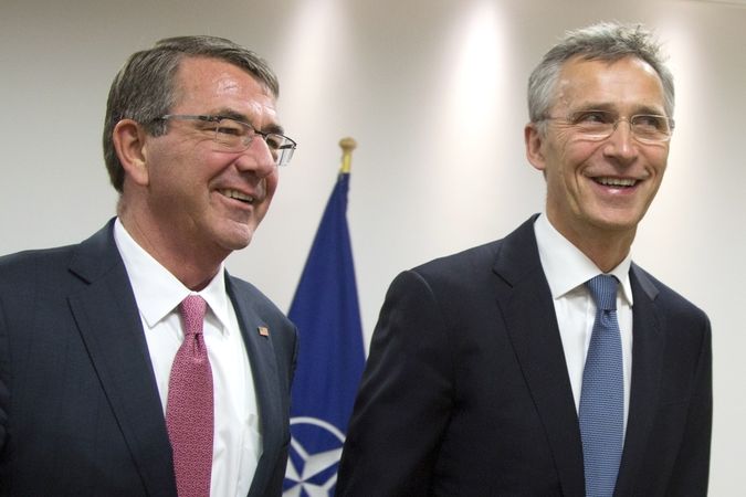 Americký ministr obrany Ash Carter a generální tajemník NATO Jens Stoltenberg.