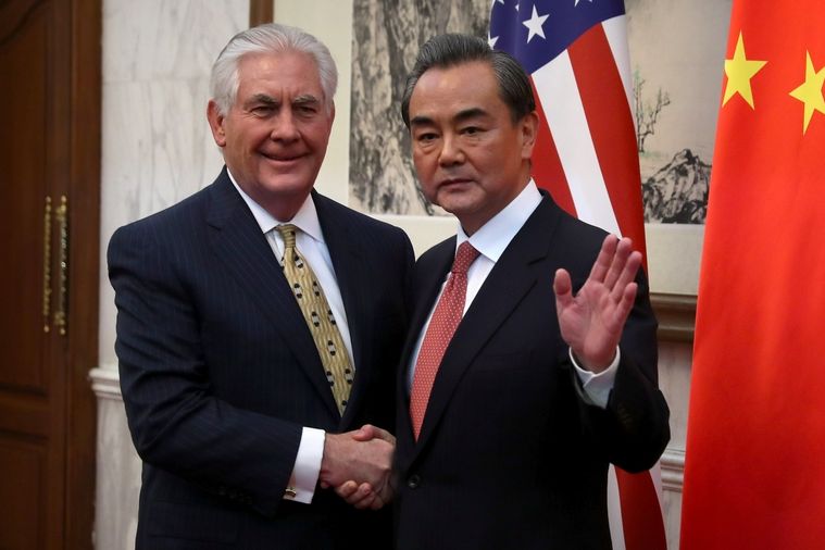 Americký ministr zahraničí Rex Tillerson se vítá se svým čínským protějškem Wangem I během návštěvy Číny.