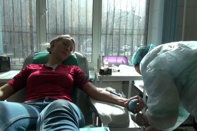 BEZ KOMENTÁŘE: Obyvatelé Petrohradu čekají ve frontách, aby mohli darovat krev zraněným při útoku v metru
