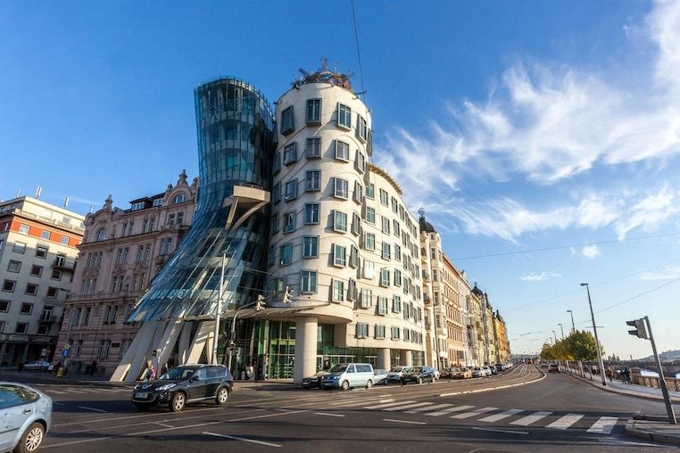 Tančící dům na Rašínově nábřeží architektů Vlada Miluniče a Franka Gehryho se lidem vybaví při dotazu na moderní architekturu v hlavním městě jako první.