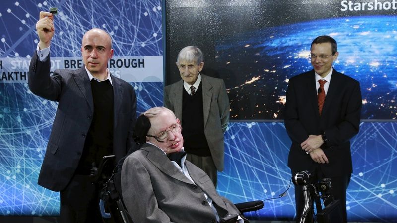 Fyzik Stephen Hawking s miliardářem Jurijem Milnerem (vlevo) a dalšími fyziky Freemanem Dysonem a Avim Loebem