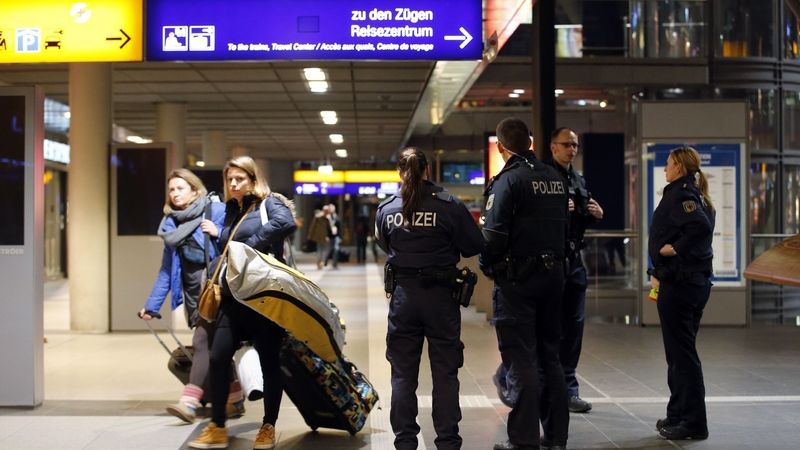Němečtí policisté střeží berlínské hlavní nádraží.