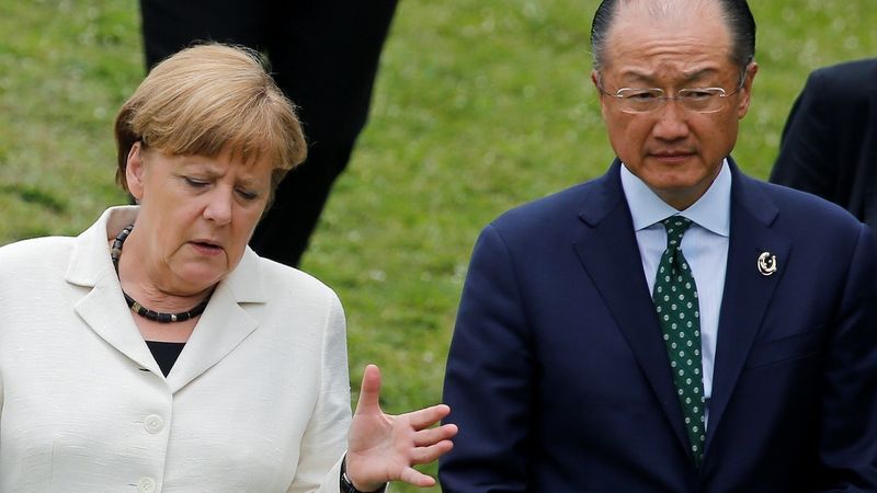 Angela Merkelová hovoří v Ise Šimě s šéfem Světové banky Jimem Youngem Kimem