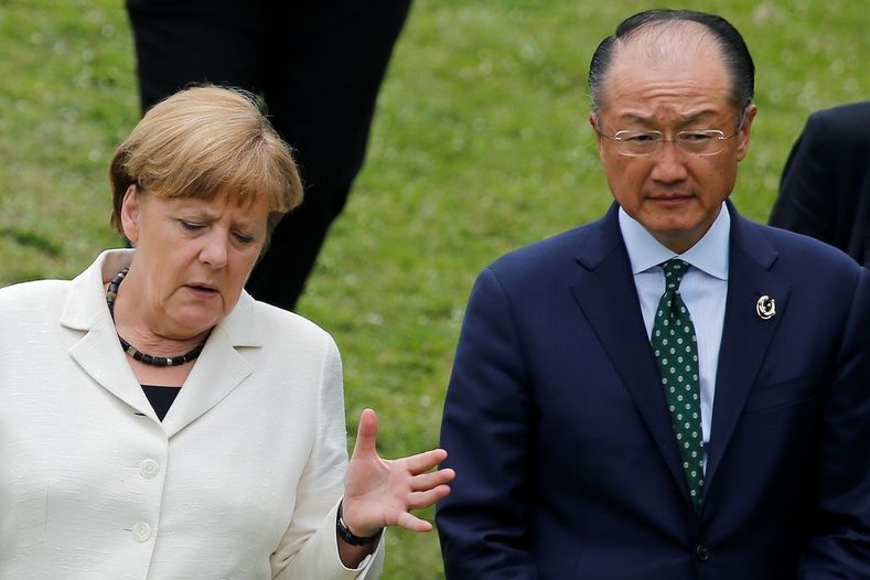 Angela Merkelová hovoří v Ise Šimě s šéfem Světové banky Jimem Youngem Kimem