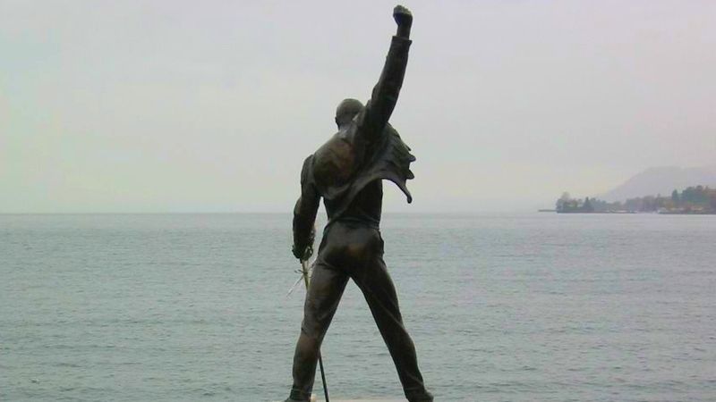 Takovouhle sochu Freddie Mercury ve své domovině na Zanzibaru nemá. Stojí ve Švýcarsku u Ženevského jezera.