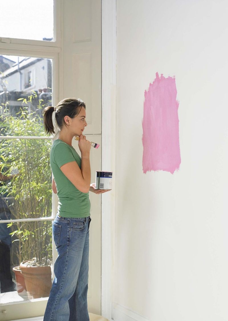 Barva na menší ploše vypadá vždy sytější než na celé stěně. Pamatujme na to při vybírání vzorků a malování nátěrové hmoty na stěnu. 