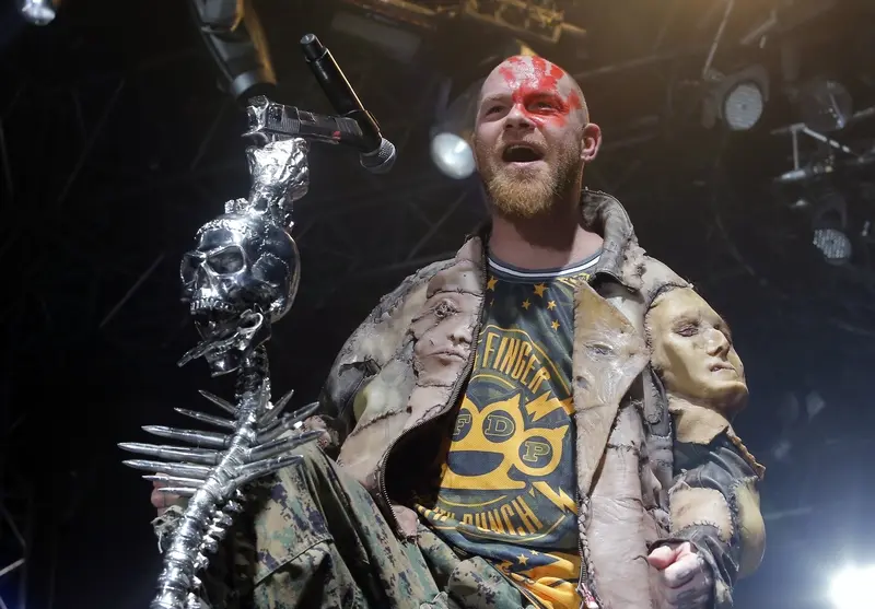 Recenze Papa Roach Five Finger Death Punch A Dva Svety Novinky Cz