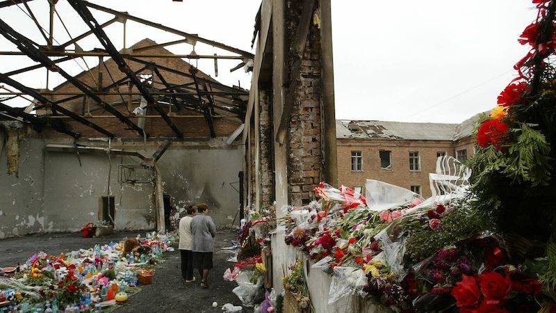 Květiny v troskách zničené školy v Beslanu 