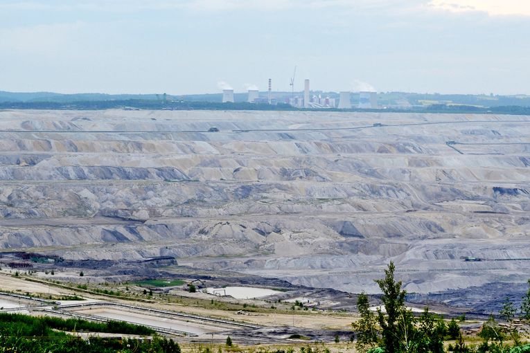 Hnědouhelný důl v okolí polské elektrárny Turów