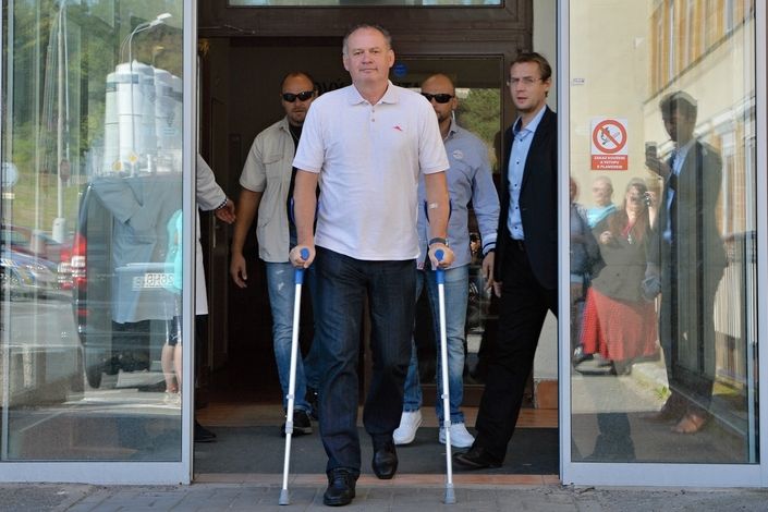 Slovenský prezident Andrej Kiska opustil nemocnici o berlích