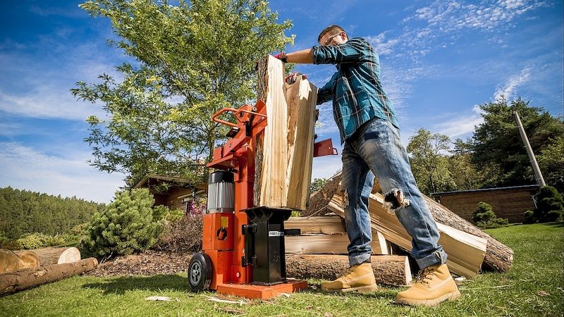 Vertikální štípačka zvládne za jedno odpoledne zpracovat dřevo na celou sezónu.