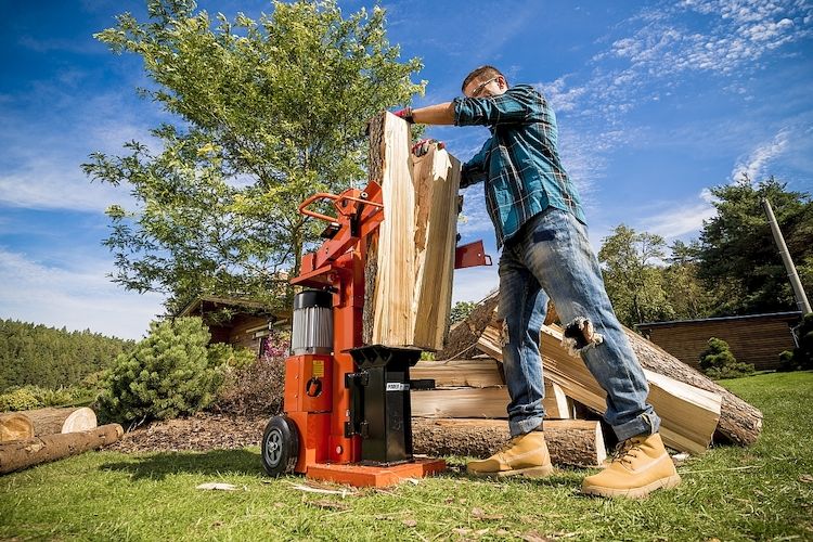 Vertikální štípačka zvládne za jedno odpoledne zpracovat dřevo na celou sezónu.