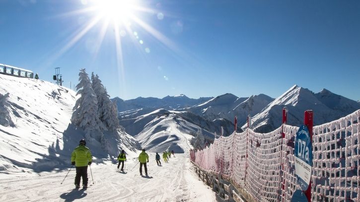 Do Rakouska na lyže jen s respirátorem a potvrzením