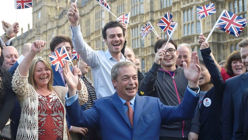 Nigel Farage (uprostřed) slaví úspěch v referendu o odchodu Velké Británie z Evropské unie.