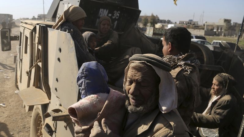 Irácké bezpečnostní síly převážejí uprchlíky z Mosulu 
