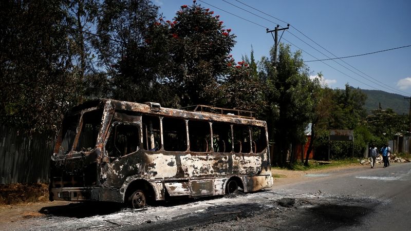 Vypálený autobus při protestech Oromů v Etiopii 