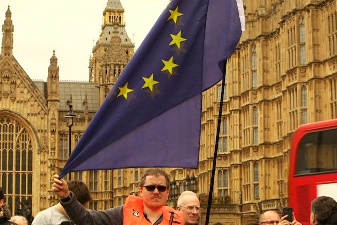BEZ KOMENTÁŘE: Příznivci setrvání v EU demonstrovali před Westminsterským palácem v Londýně