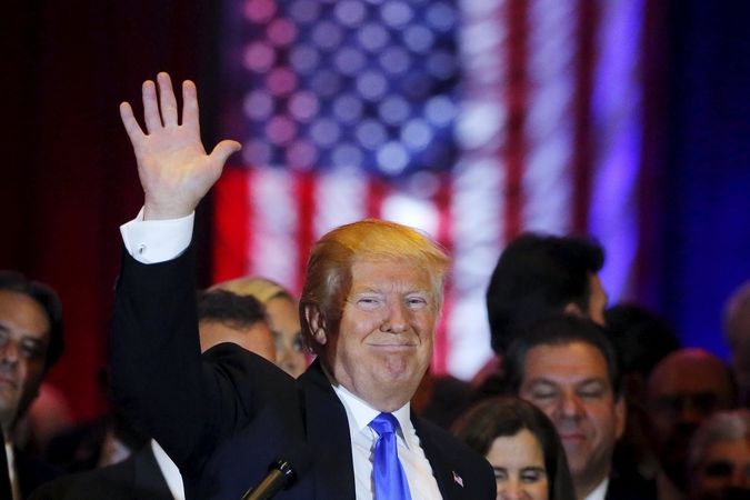 Donald Trump zdraví své příznivce po vítězství v pěti státech unie. 
