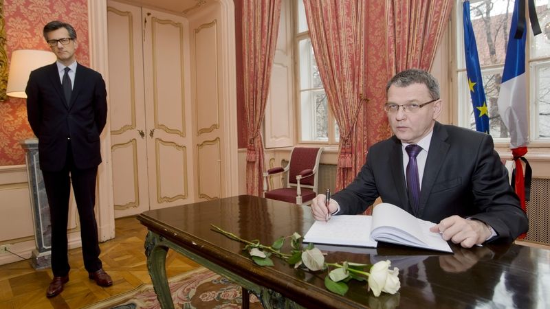Ministr zahraničí Lubomír Zaorálek na francouzském velvyslanectví v Praze připojil svůj podpis do kondolenční knihy na památku obětí v redakci Charlie Hebdo. Vlevo velvyslanec Francie v ČR Jean-Pierre Asvazadourian