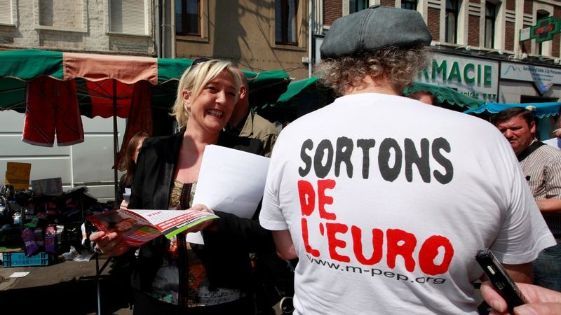 Marine Le Penová uprostřed kampaně. Opustit euro, hlásá nápis muže na tričku.