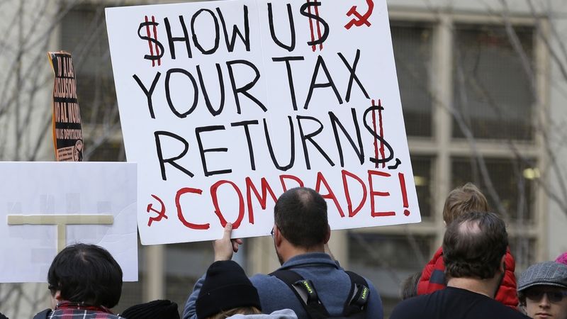 Ukaž nám daňové přiznání, soudruhu! vzkazují Trumpovi demonstranti v Seattlu
