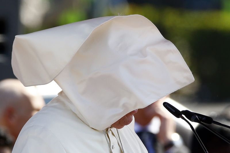 Papež František pronáší ve větru projev na Srí Lance.