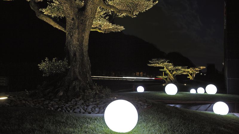 Svítící koule Eos vyniknou v okolí bazénu nebo terasy. Výška 37 cm. Cena od 3499 Kč