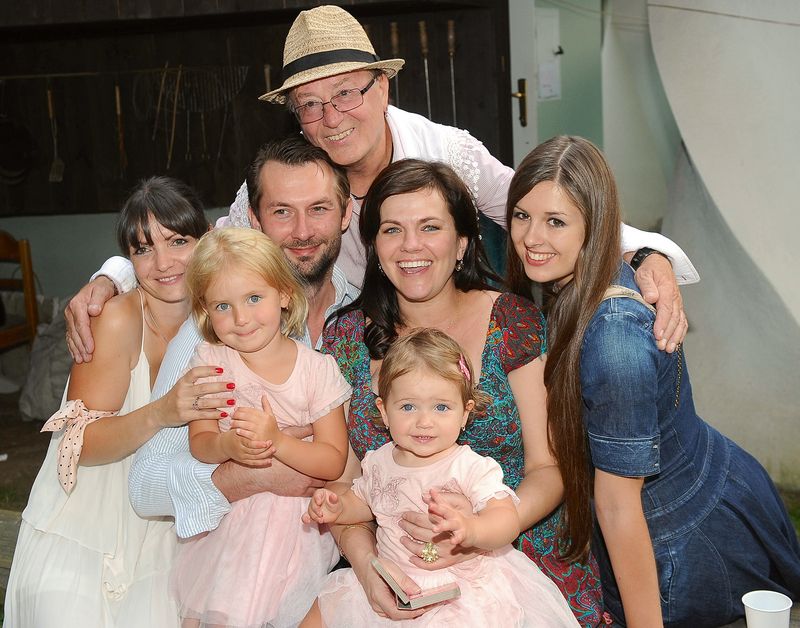 Velká rodina. Marta i její muž výborně vycházejí s otcovou ženou Alicí a jeho dalšími dětmi (Eliška, Anežka a Rozálie).