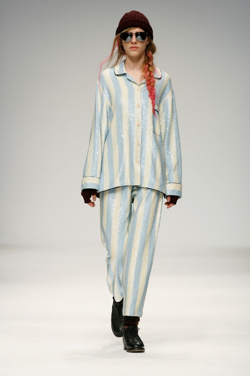 Módní návrhář Ashish do své kolekce uvedl pyžamo s flitry. Jak jinak než na denní nošení.
