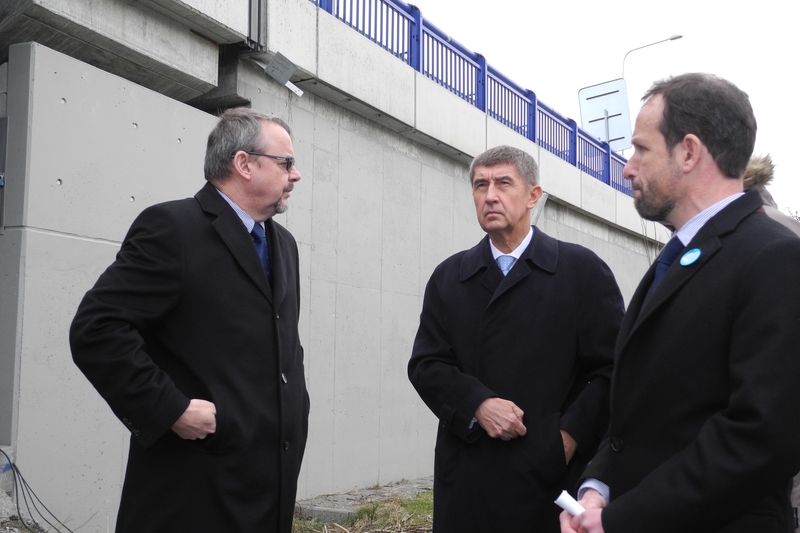 Ministr dopravy Dan Ťok a ministr financí Andrej Babiš u poškozených mostů v Ostravě