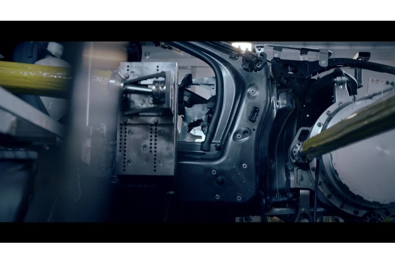 BMW i8 Roadster bude mít plátěnou střechu, ukazuje video