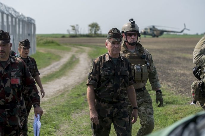 Náčelník generálního štábu maďarské armády Tibor Benkő na kontrole hraničního zátarasu