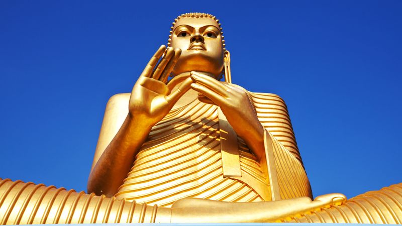 Velkých zlatých soch Buddhy najdeme ve Srí Lance několik.