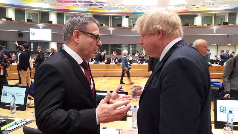 Ministr zahraničí Lubomír Zaorálek (vlevo) a britský ministr zahraničí Boris Johnson spolu hovořili v Bruselu před začátkem mezinárodní konference o budoucnosti Sýrie.