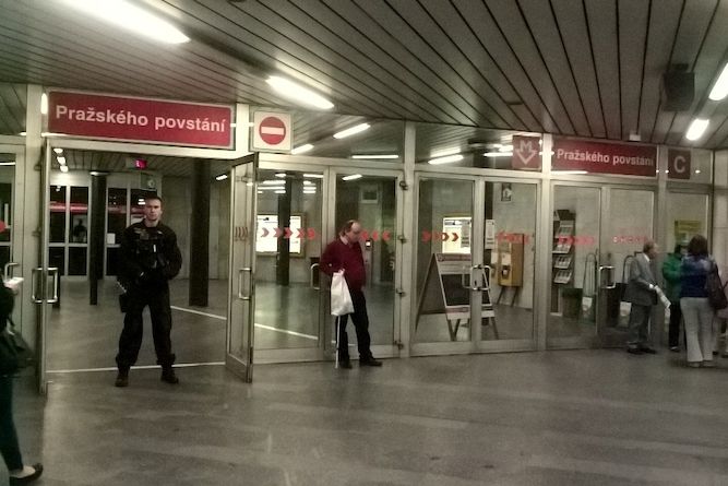 Uzavřená stanice metra linky C Pražského povstání.