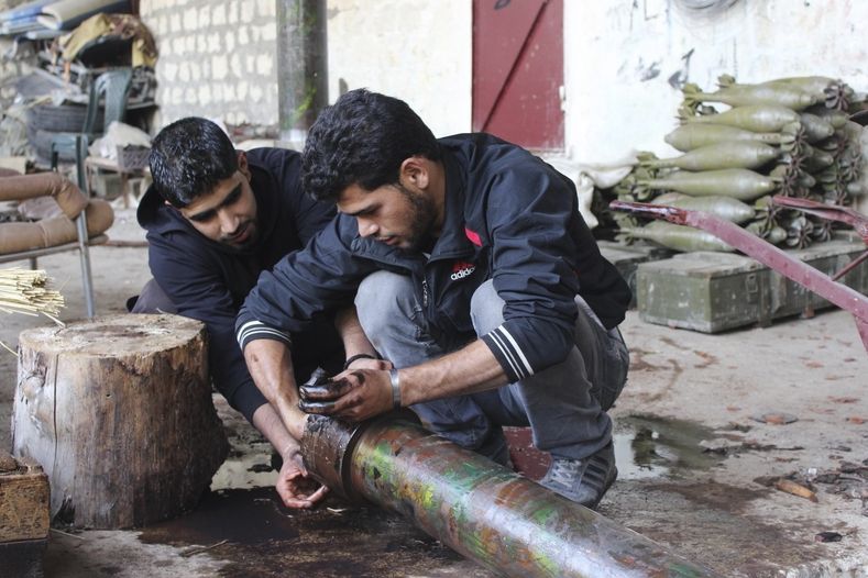 Syrští vzbouřenci připravují minomet k palbě. 