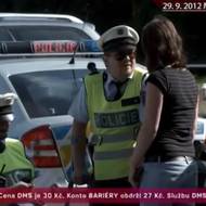 Petr Čtvrtníček a Jan Potměšil jako policisté v klipu Konta Bariéry (2014)