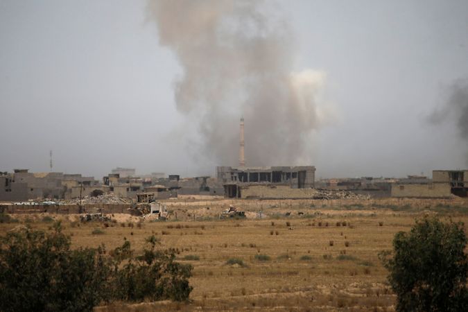 Kouř po výbuších ve Fallúdži