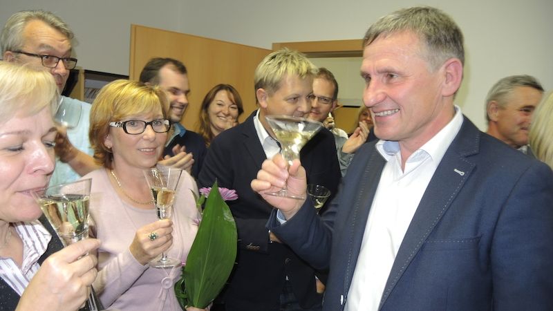 Lídr lidovců ve Zlínském kraji Jiří Čunek přichází do volebního štábu oslavit vítězství KDU-ČSL.