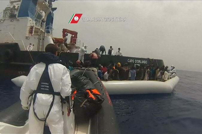 Italská pobřežní stráž zveřejnila záběry z pátečních záchranných operací ve Středozemním moři