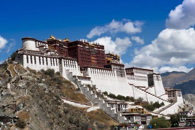 Palác Potála je ohromný a ční nad tibetskou Lhasou jako její strážce.