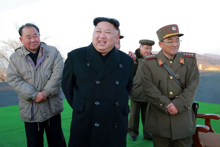 Severokorejský vůdce Kim Čong-un s vládními zástupci