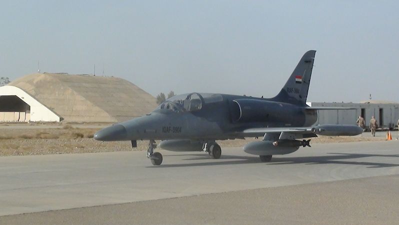 Letouny L-159 v iráckých barvách vyráží do bitvy o Mosul. Pod křídly nesou dvě čtvrt tunové bomby.