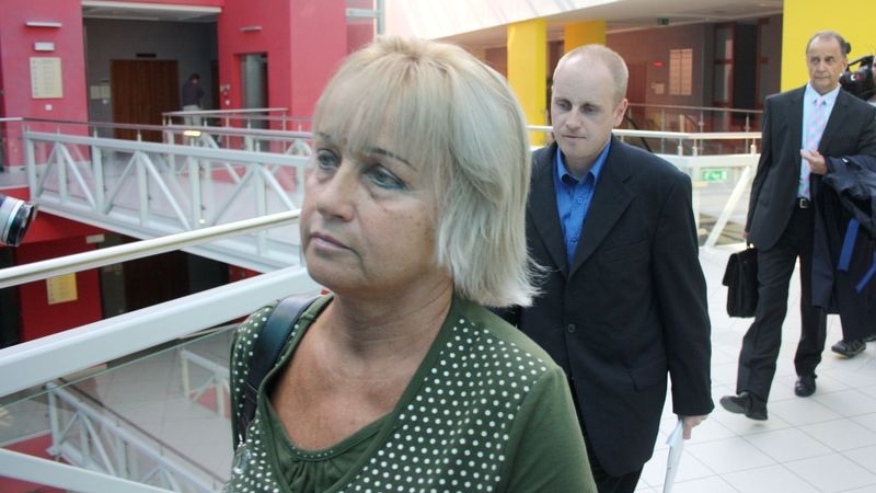 Ludmila a Petr Švábenští přicházejí na jednání soudu