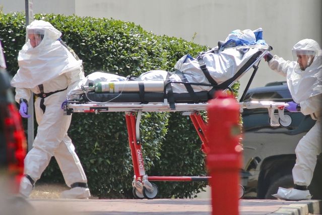 Zdravotnický personál přepravuje ebolou nakaženou Nancy Writebolovou de univerzitní nemocnice Emory v Atlantě