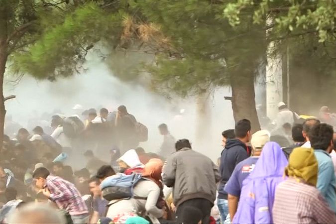 BEZ KOMENTÁŘE: Makedonská policie nasadila na migranty vodní děla