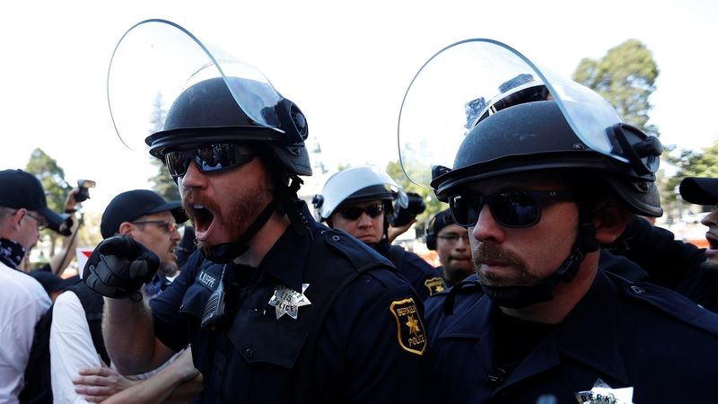 Policisté při zásahu v Berkeley. Ilustrační foto