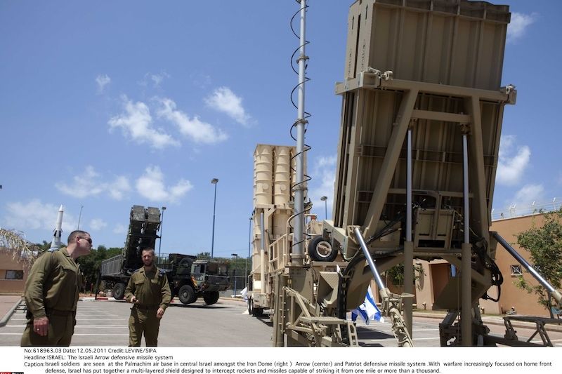 Izraelští vojáci u obranných systémů Železná klenba (vpravo), Arrow (uprostřed) a Patriot